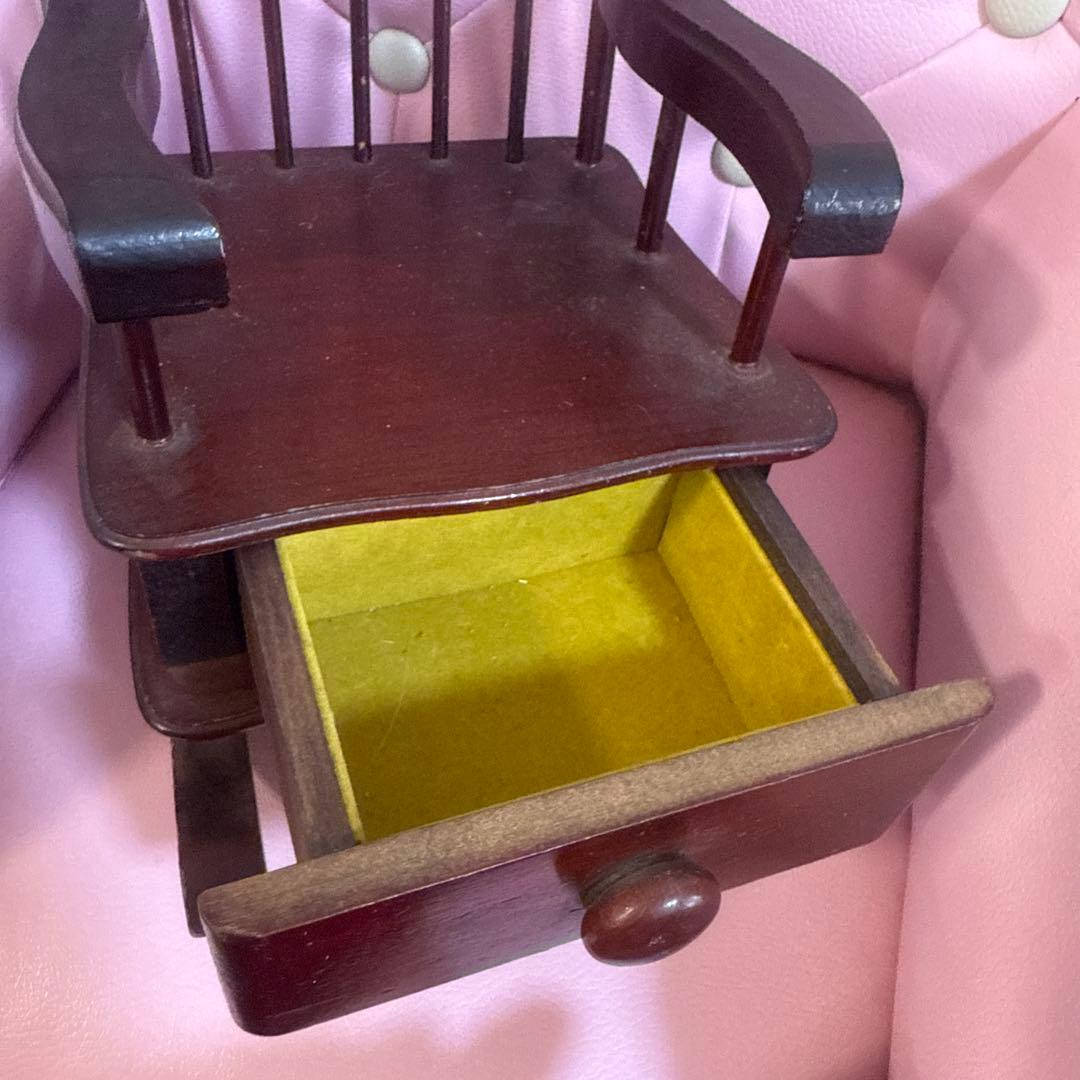 ビーズ装飾付きピンクドレス人形ロッキングチェア付き