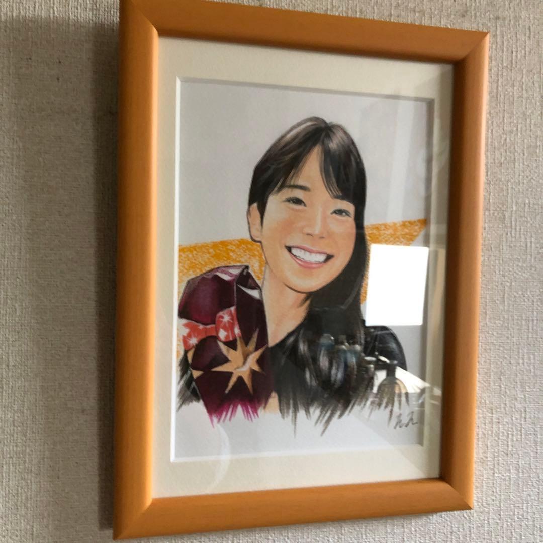 パステル画　プレゼントをもらって微笑む女性