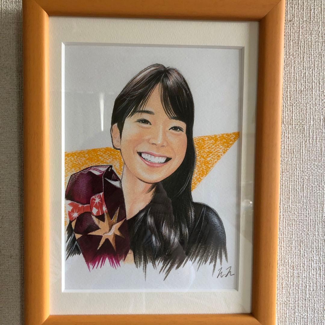 パステル画　プレゼントをもらって微笑む女性