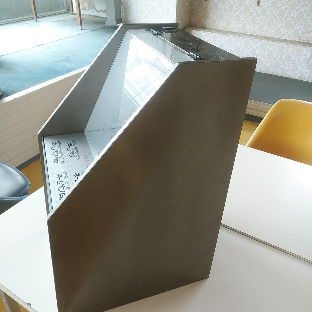 シャチハタネームペン用ゴム印約530種をショーケースごと