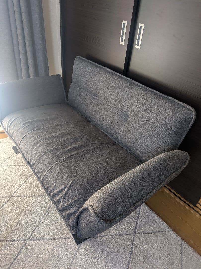 グレーのファブリック2人掛けソファ　コンパクトソファ