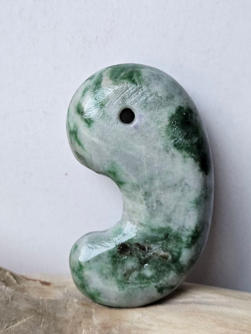 糸魚川　翡翠原石.勾玉