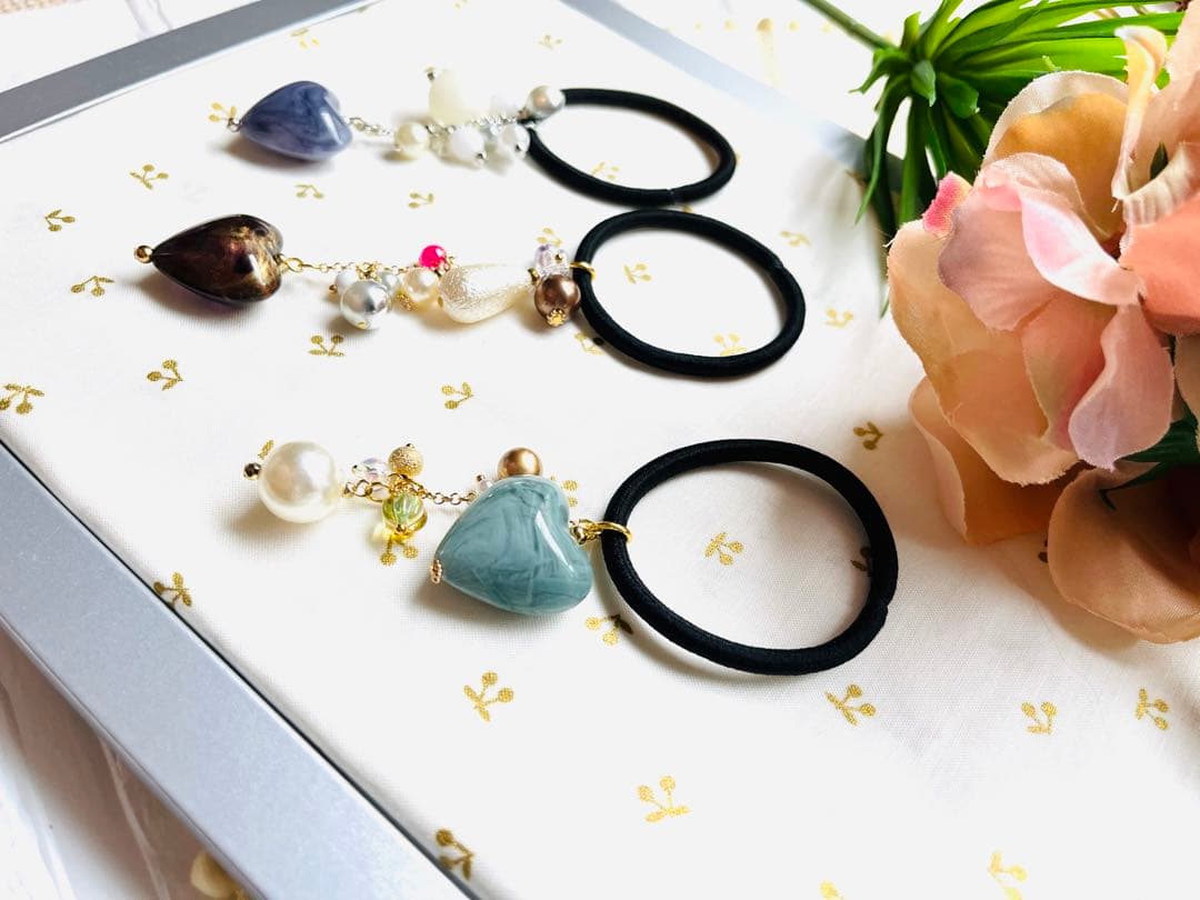 NO.360 ハンドメイド　ヘアゴム　オリジナルビーズ　じゃらじゃら　ハート