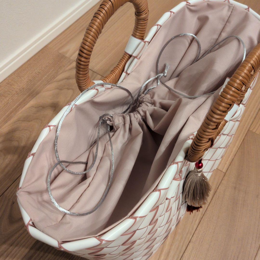 編み込みデザインのかごバッグ