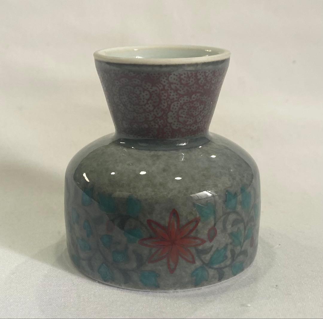 13代　今泉今右衛門　本人作 “色絵薄墨草花文盃“