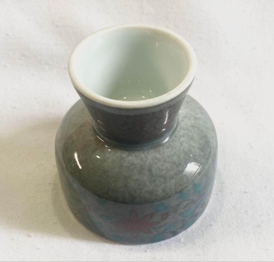 13代　今泉今右衛門　本人作 “色絵薄墨草花文盃“