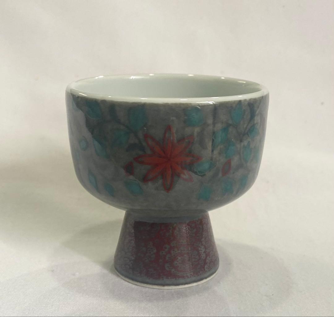 13代　今泉今右衛門　本人作 “色絵薄墨草花文盃“