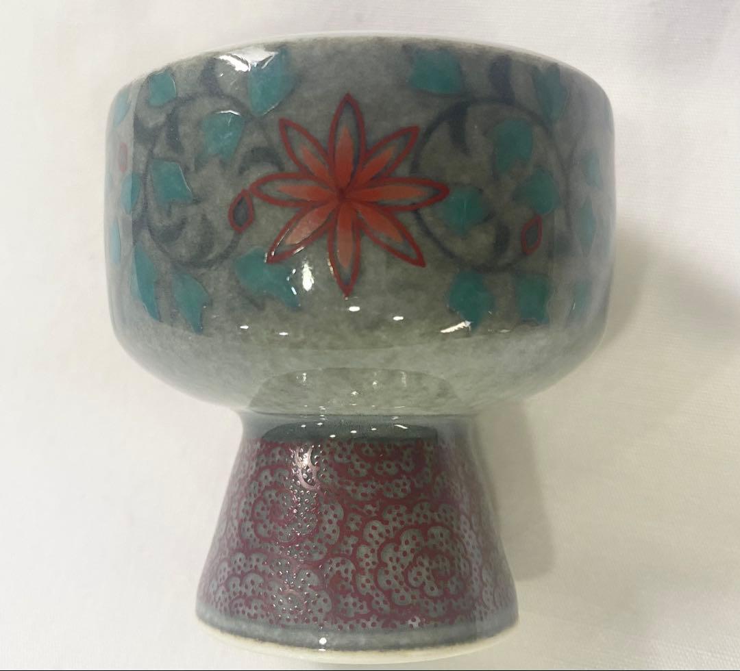 13代　今泉今右衛門　本人作 “色絵薄墨草花文盃“