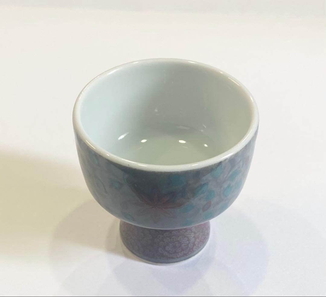 13代　今泉今右衛門　本人作 “色絵薄墨草花文盃“