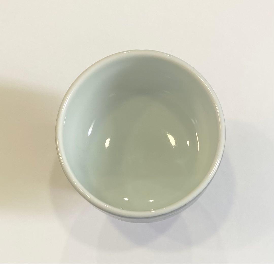 13代　今泉今右衛門　本人作 “色絵薄墨草花文盃“