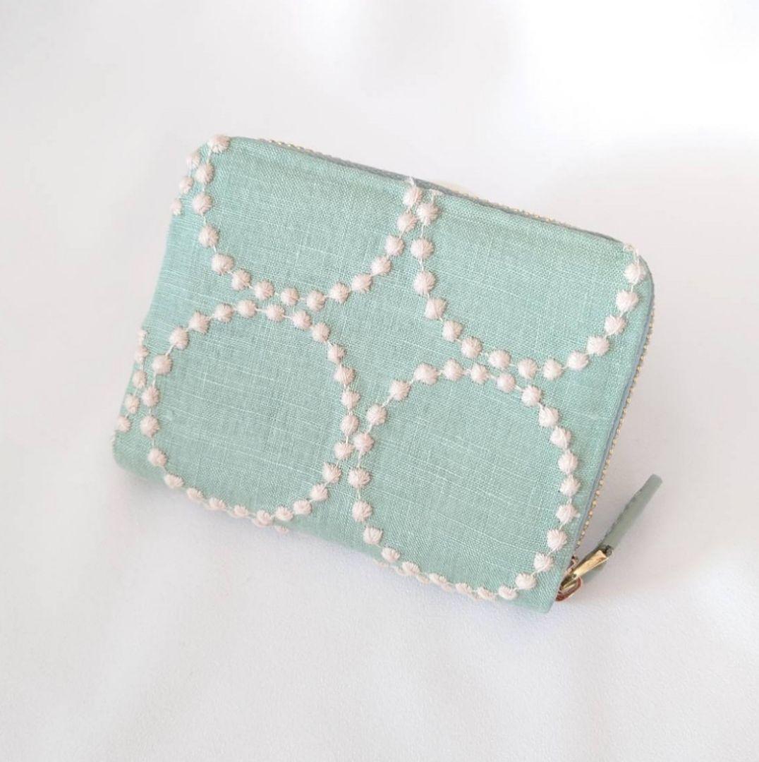 【受注】刺繍4 お札の折れない二つ折り財布 ライトグリーン ミナペルホネン
