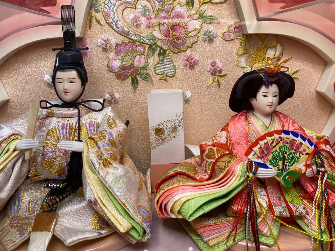 雛人形　桜型アクリルケース入り親王飾り・間口約４６×奥行約２５×高さ約４１㎝
