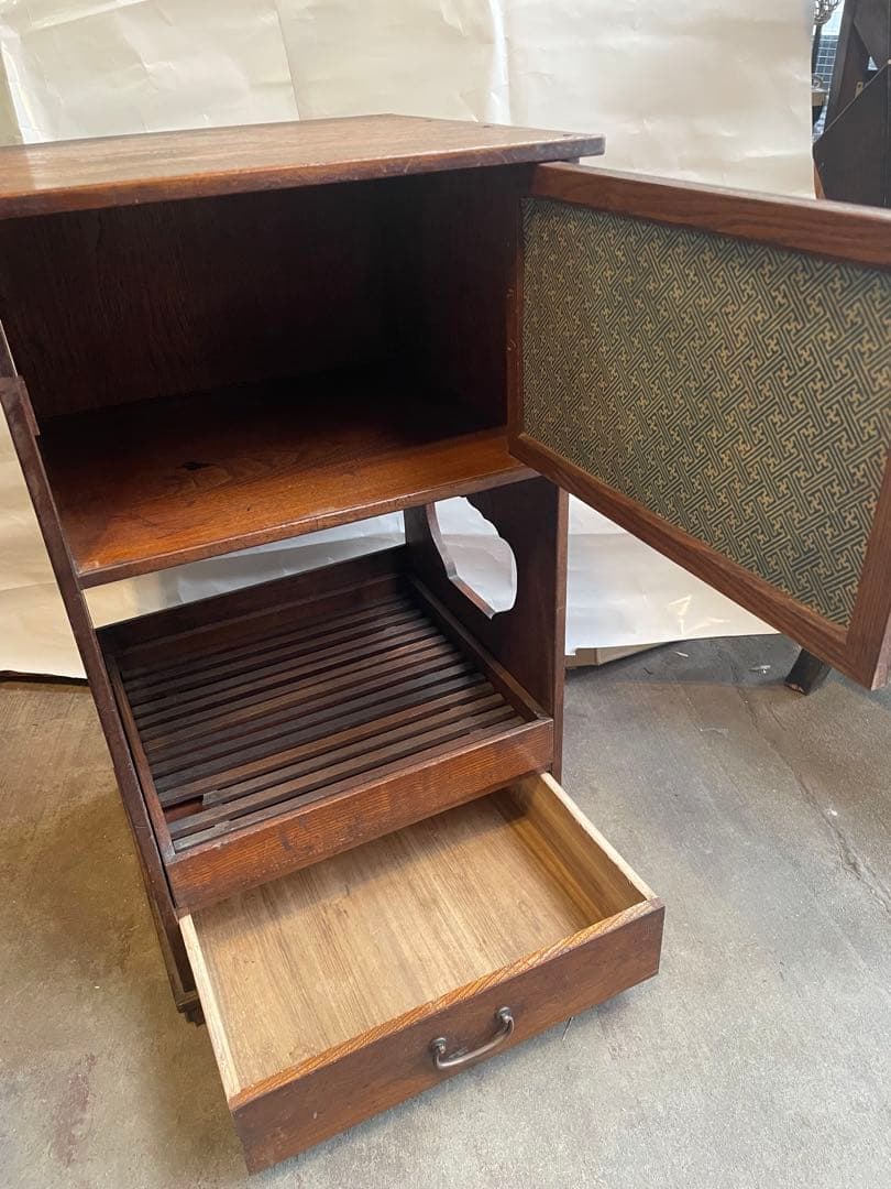 網代戸　木製棚　和風の棚