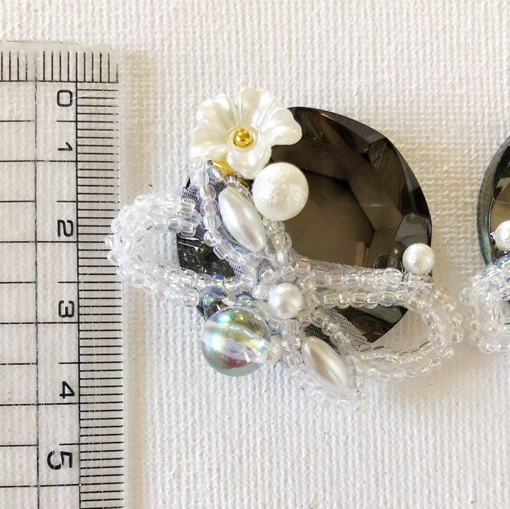 SALE❣️ヴィンテージカボションと刺繍パールの大ぶりピアス／イヤリング