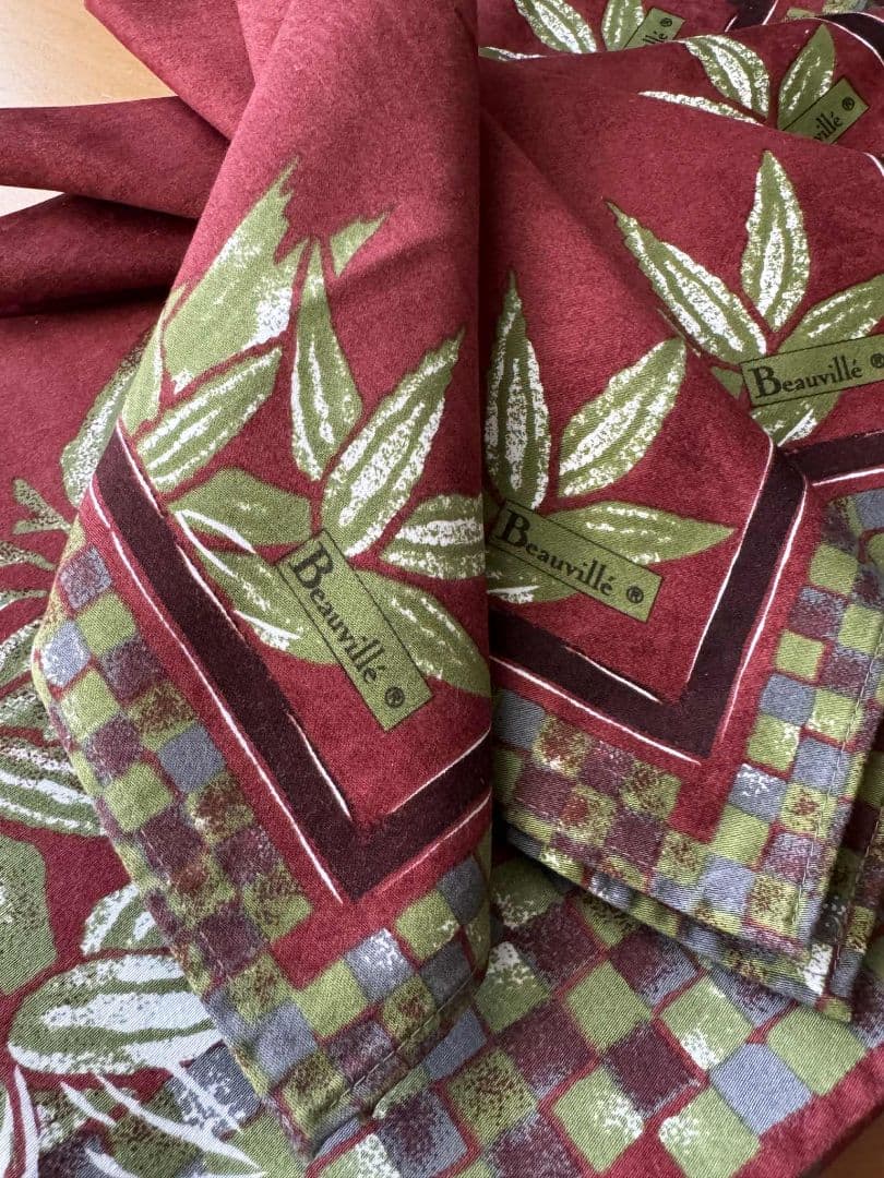 赤い花柄テーブルクロスとナプキン6枚付き（写真では5枚ですが6枚です）