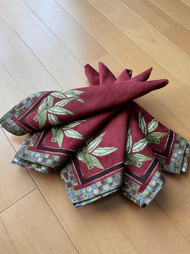 赤い花柄テーブルクロスとナプキン6枚付き（写真では5枚ですが6枚です）