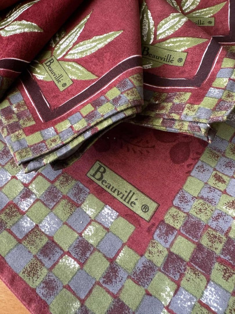 赤い花柄テーブルクロスとナプキン6枚付き（写真では5枚ですが6枚です）