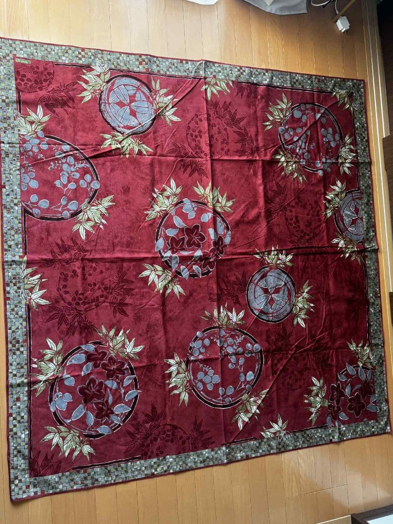 赤い花柄テーブルクロスとナプキン6枚付き（写真では5枚ですが6枚です）