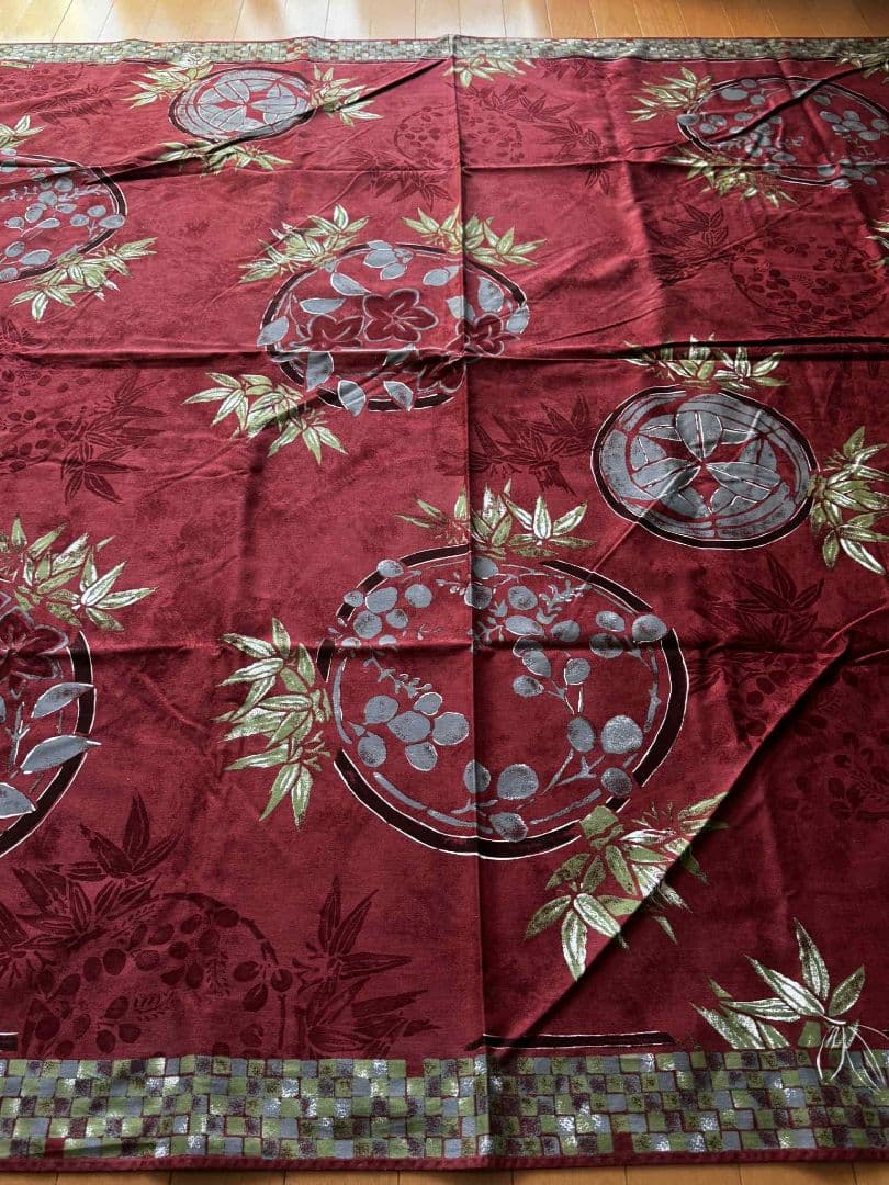 赤い花柄テーブルクロスとナプキン6枚付き（写真では5枚ですが6枚です）