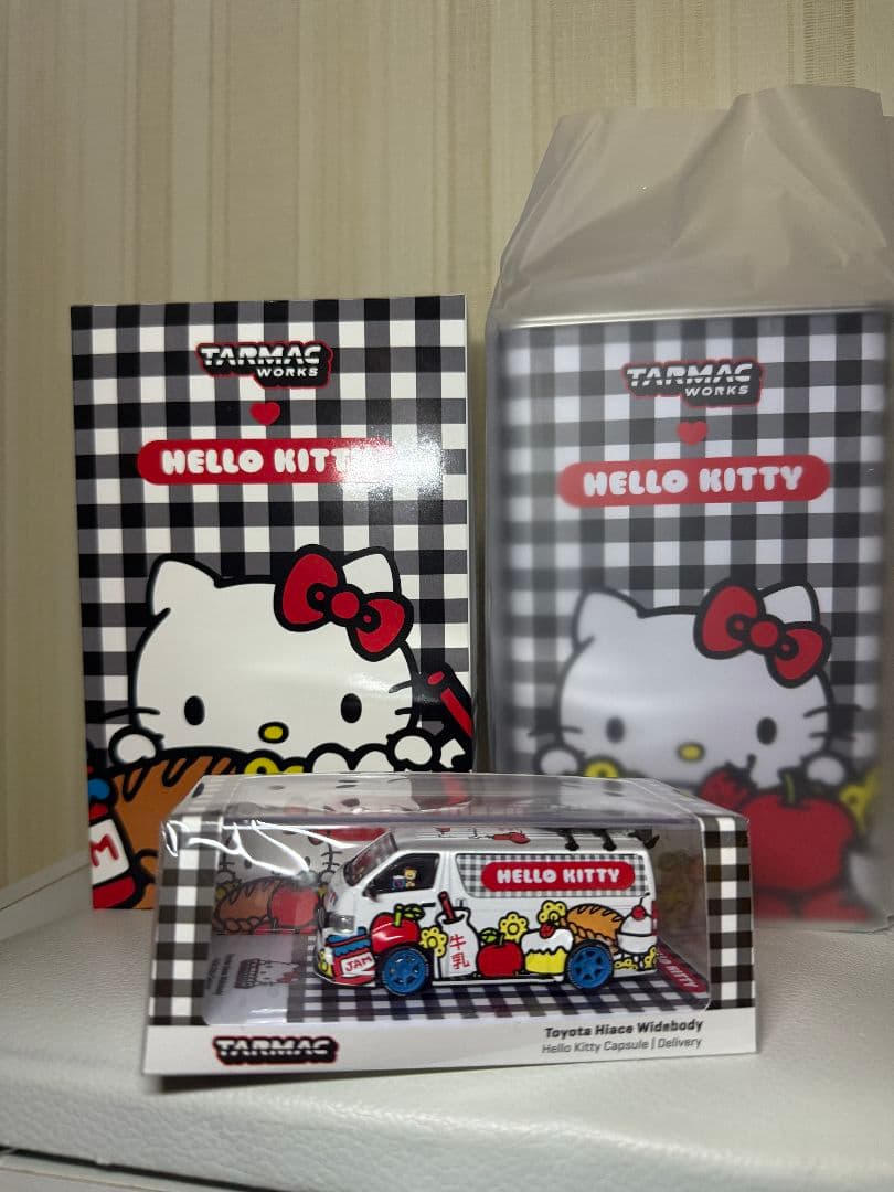 Tarmacworks x Hello Kitty トヨタハイエースワイドボディ