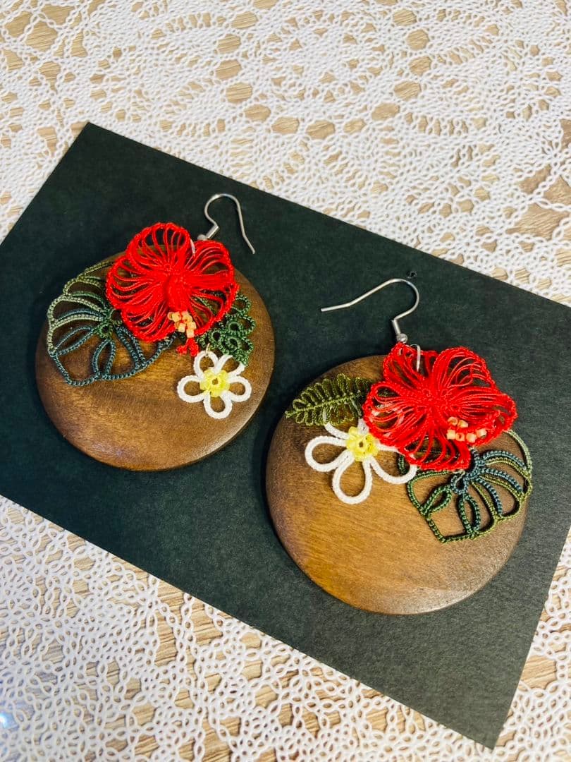 ハイビスカス（赤）、プルメリア、モンステラのハワイアンアクセサリー（まる型）