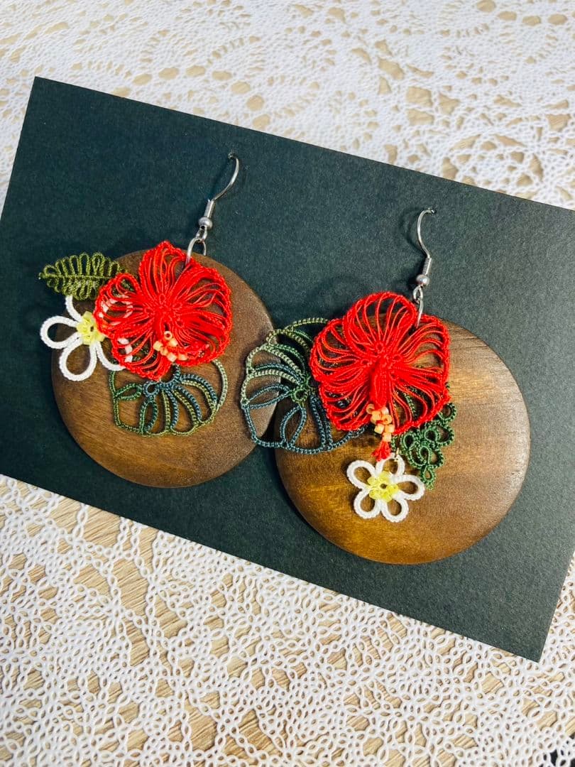 ハイビスカス（赤）、プルメリア、モンステラのハワイアンアクセサリー（まる型）