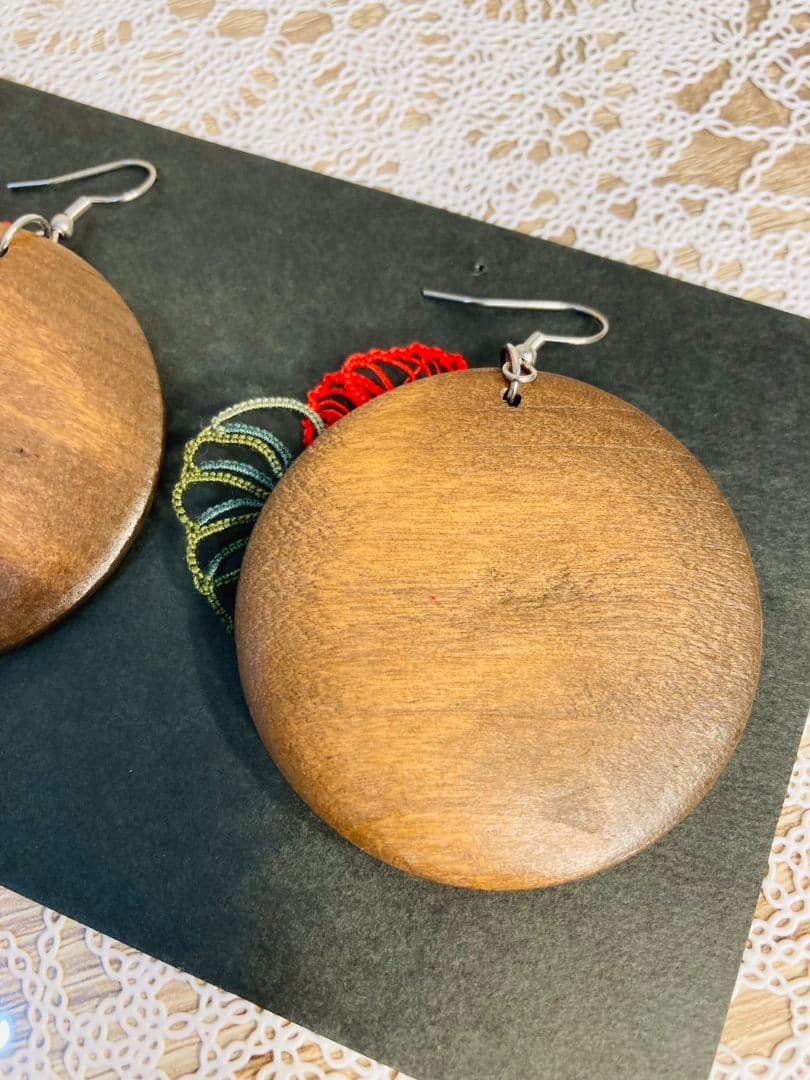 ハイビスカス（赤）、プルメリア、モンステラのハワイアンアクセサリー（まる型）