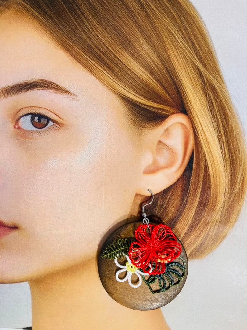 ハイビスカス（赤）、プルメリア、モンステラのハワイアンアクセサリー（まる型）