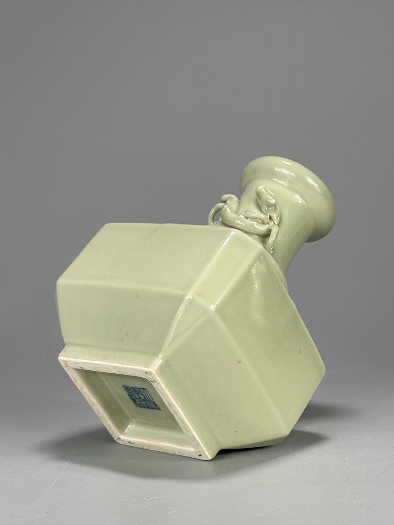 UXＭ31-1 中国美術　豆青釉盤龍瓶　花瓶　花入　乾隆年製　時代　唐物