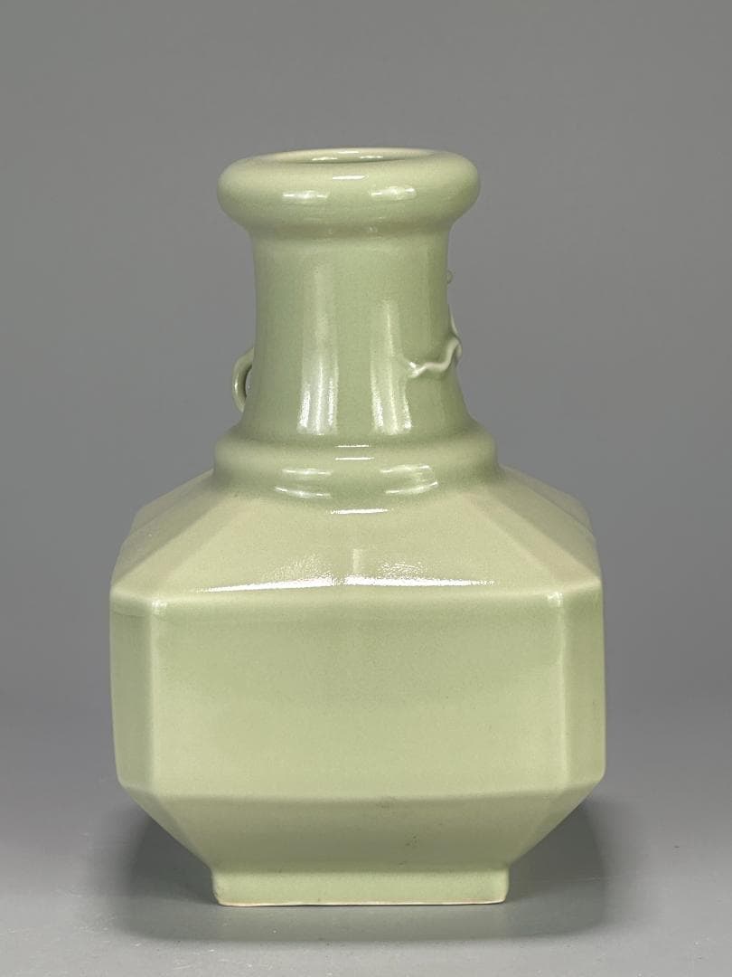 UXＭ31-1 中国美術　豆青釉盤龍瓶　花瓶　花入　乾隆年製　時代　唐物