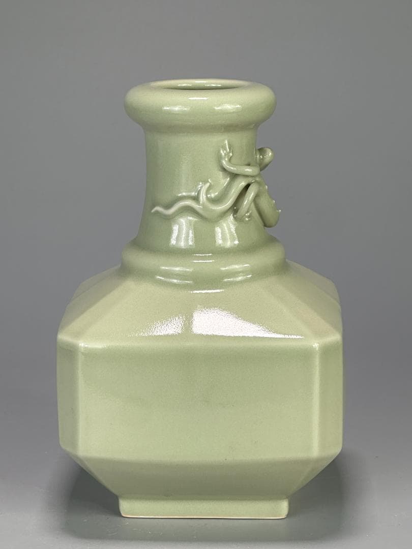 UXＭ31-1 中国美術　豆青釉盤龍瓶　花瓶　花入　乾隆年製　時代　唐物