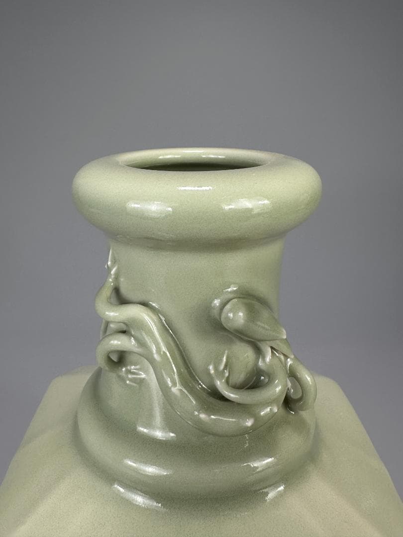 UXＭ31-1 中国美術　豆青釉盤龍瓶　花瓶　花入　乾隆年製　時代　唐物