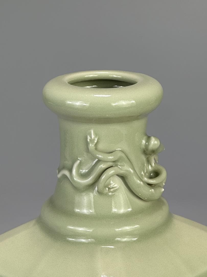 UXＭ31-1 中国美術　豆青釉盤龍瓶　花瓶　花入　乾隆年製　時代　唐物