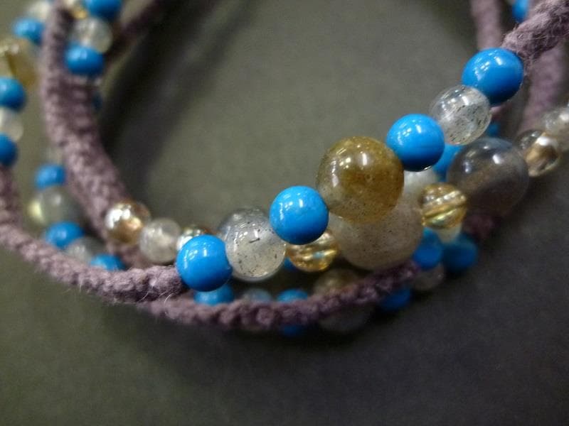 ラブラドライト　ハウライトターコイズ　イエロークォーツ　マクラメ５連ブレスレット