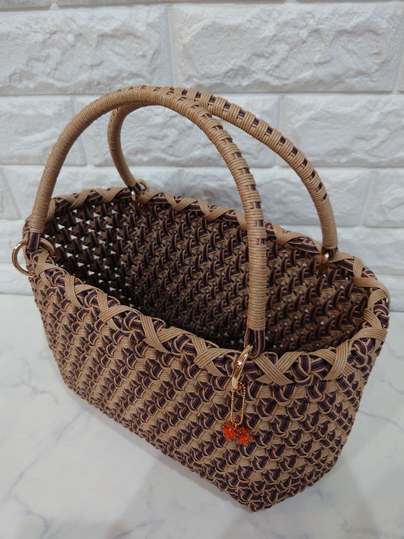 オリーブグリーン　クラフトバンド かごバッグ　花結び編み　 プラスチックハンドル