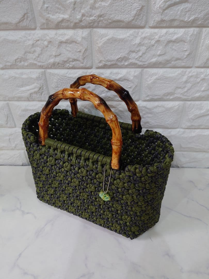 オリーブグリーン　クラフトバンド かごバッグ　花結び編み　 プラスチックハンドル