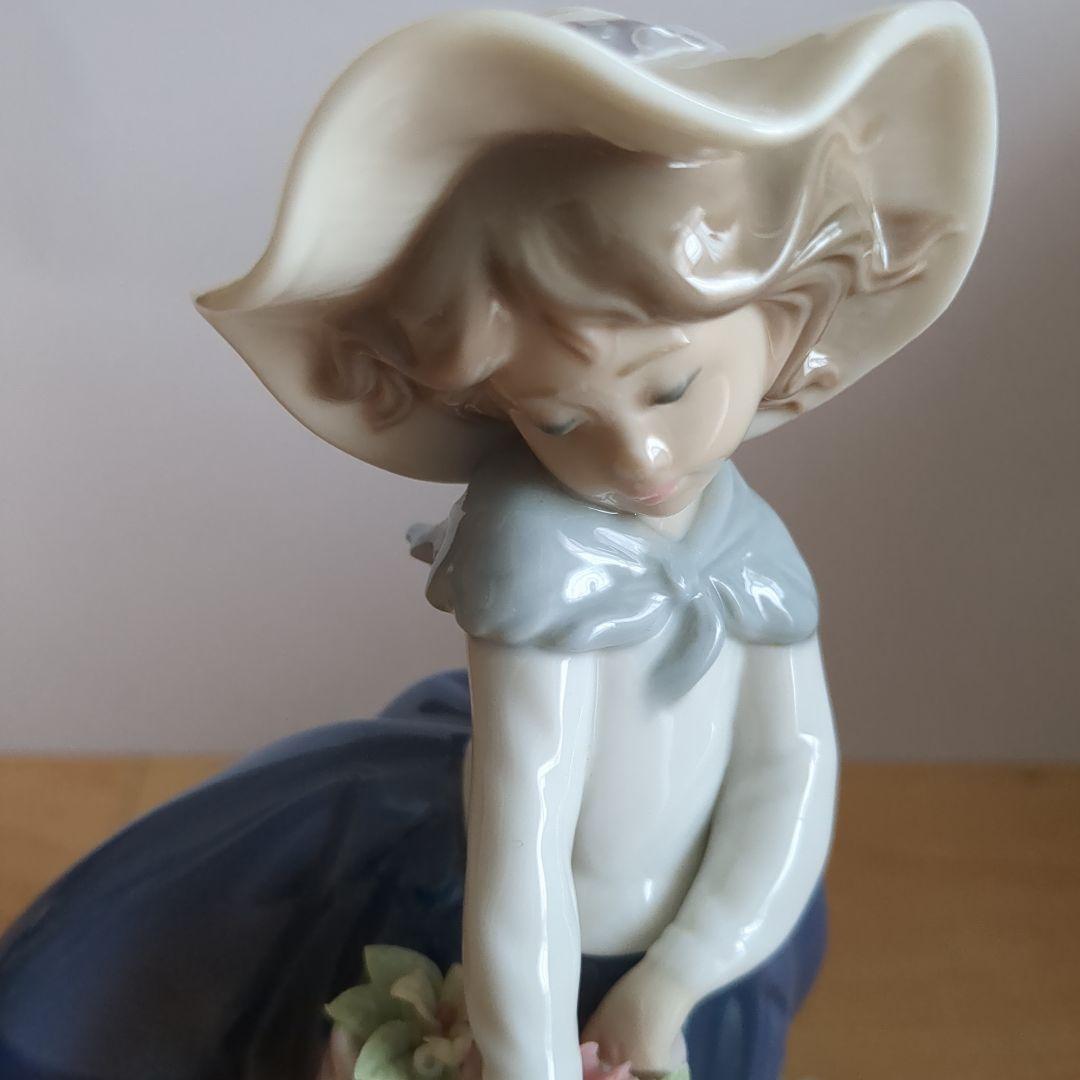 リヤドロ　綺麗な花を持った少女