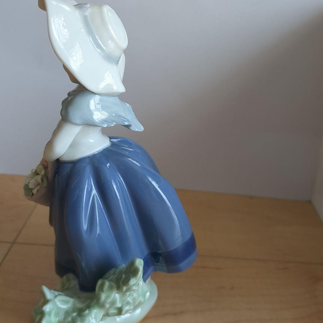リヤドロ　綺麗な花を持った少女