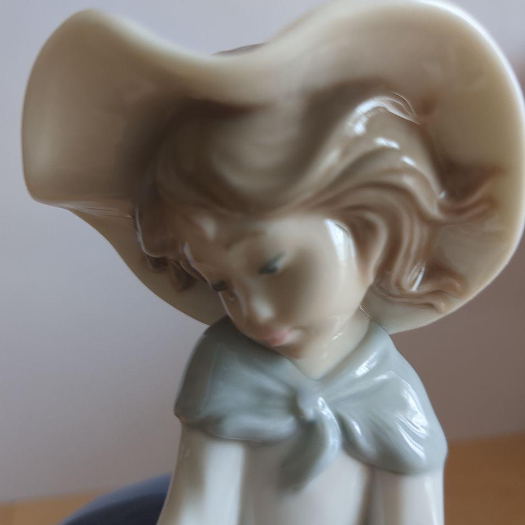 リヤドロ　綺麗な花を持った少女