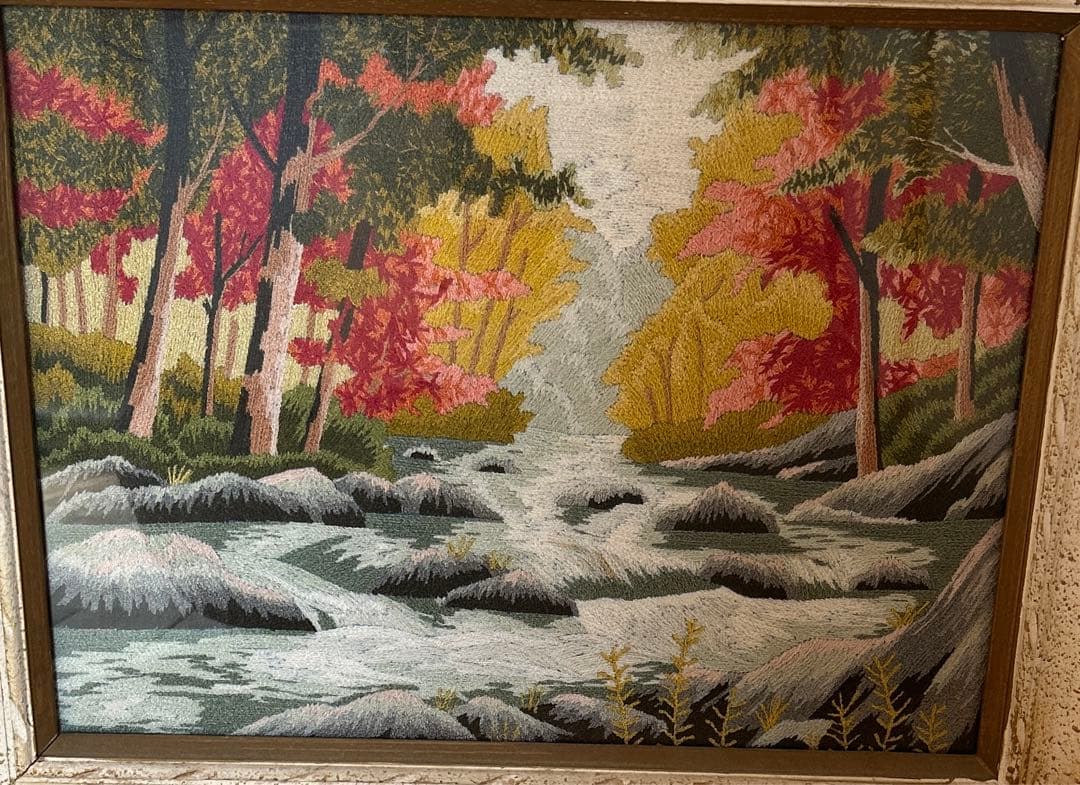 刺繍絵　秋の風景を刺繍で表現した美しい絵画　紅葉　自然　川