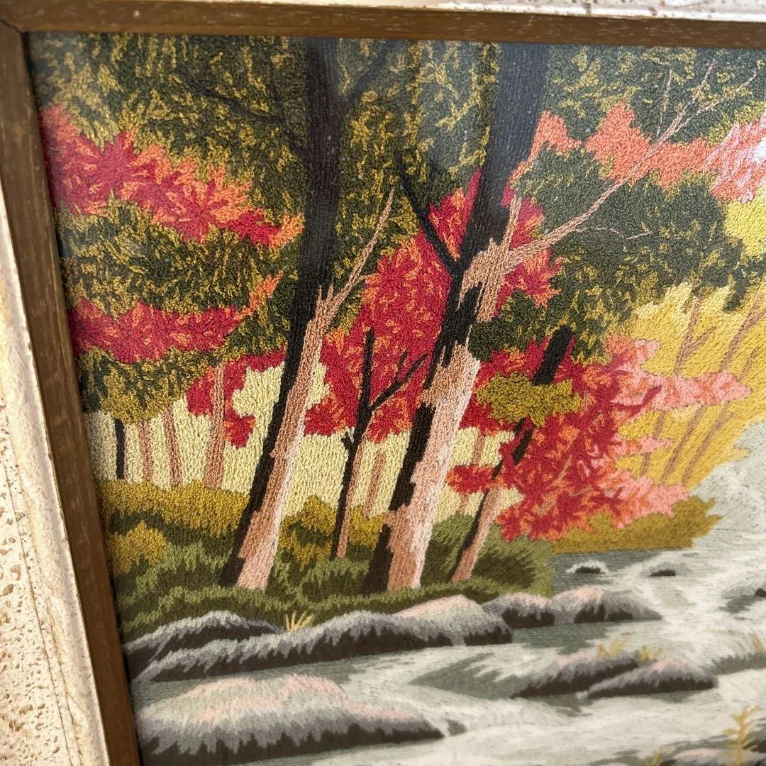 刺繍絵　秋の風景を刺繍で表現した美しい絵画　紅葉　自然　川