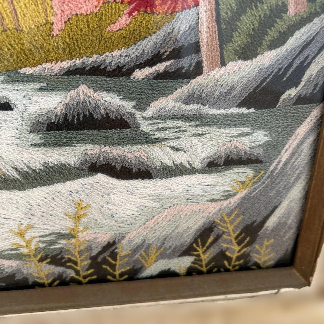 刺繍絵　秋の風景を刺繍で表現した美しい絵画　紅葉　自然　川