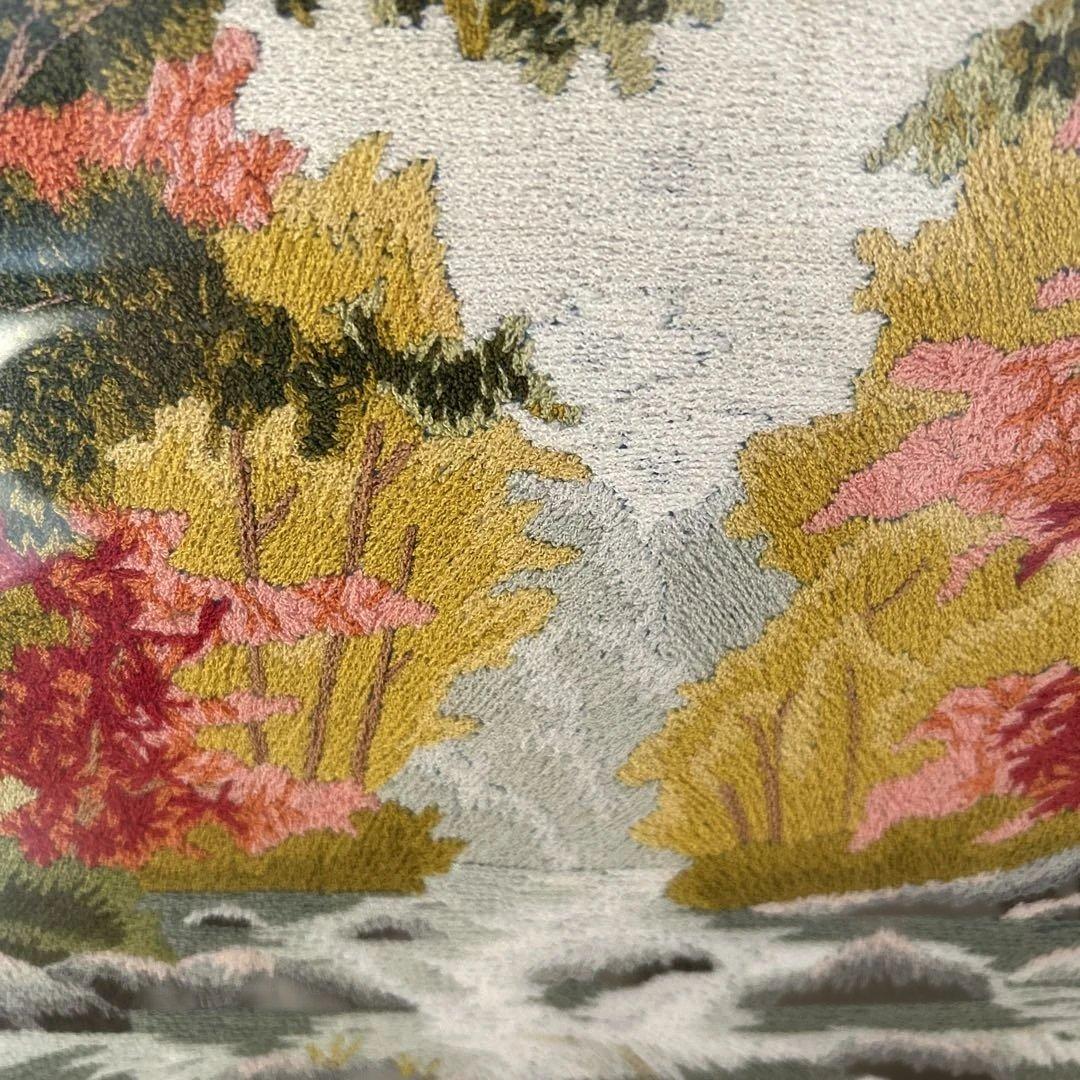 刺繍絵　秋の風景を刺繍で表現した美しい絵画　紅葉　自然　川