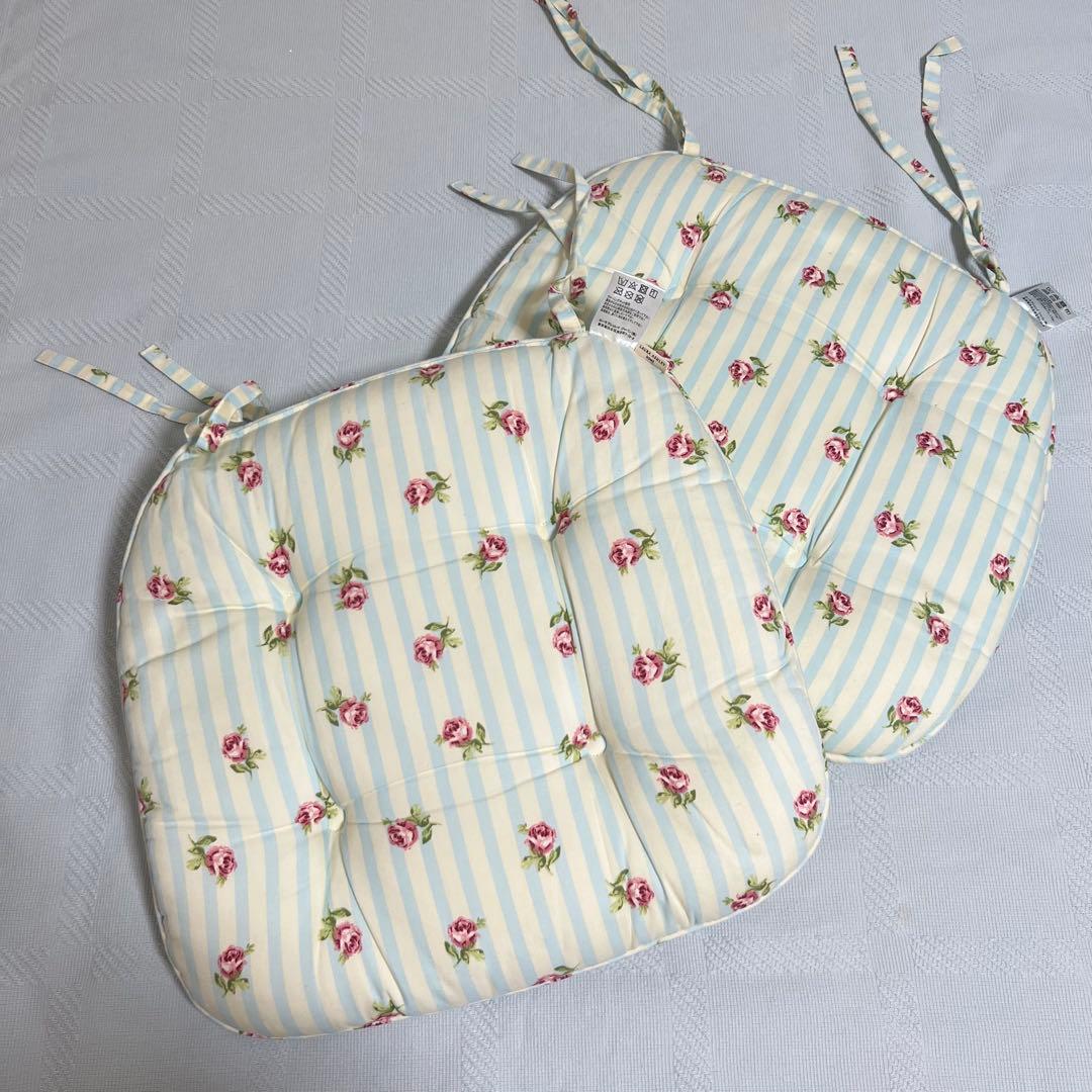 ローラアシュレイ ☆シートクッション／椅子用クッション（新品1枚＋シミあり1枚）