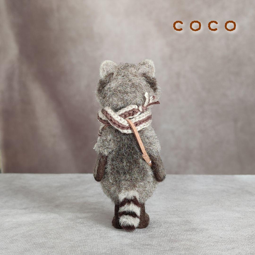 青リンゴポシェットを下げたアライグマさん