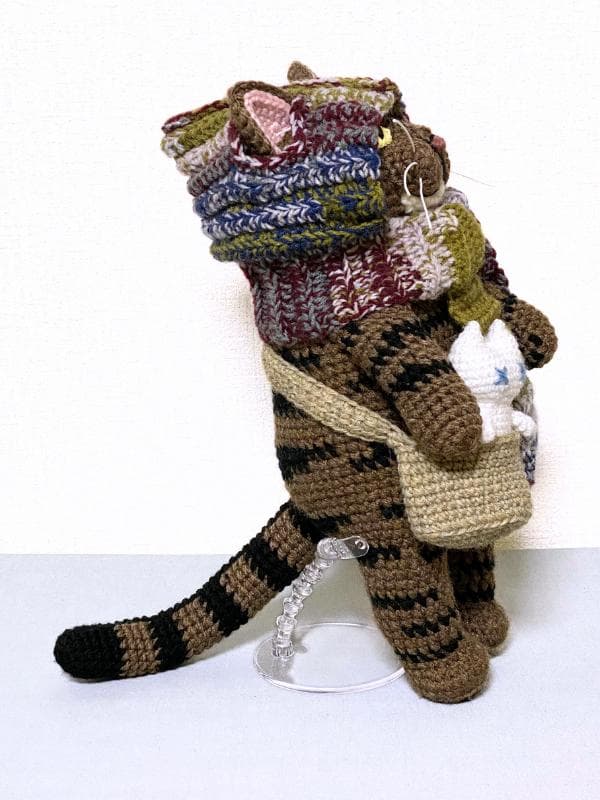 いっしょにおでかけ♪フード付きマフラーのキジトラ猫さんのあみぐるみ