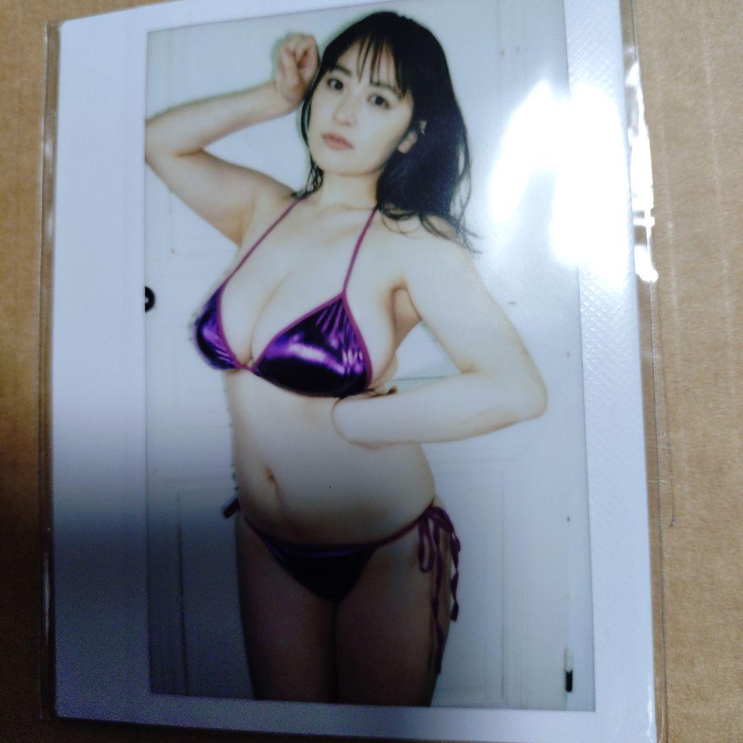 柳瀬さき　チェキ　紫ビキニ ポラロイド写真