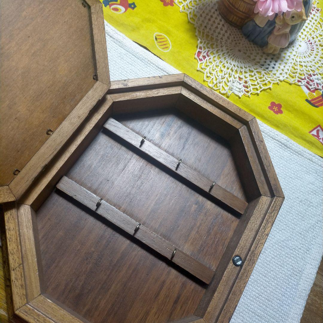 ♥イタリア製キーボックス　アンティーク　壁掛け　木製アート　欄の花　ガラスの扉