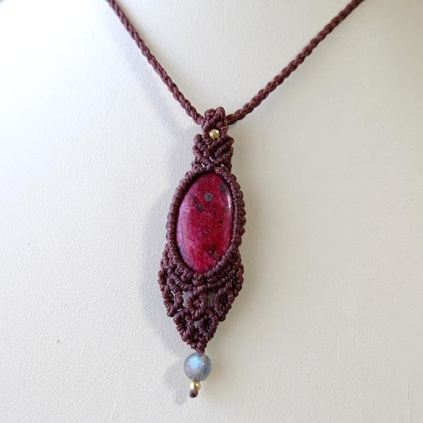 アフリカ産天然ルビー・ラブラドライト マクラメ編みペンダントネックレス 3785