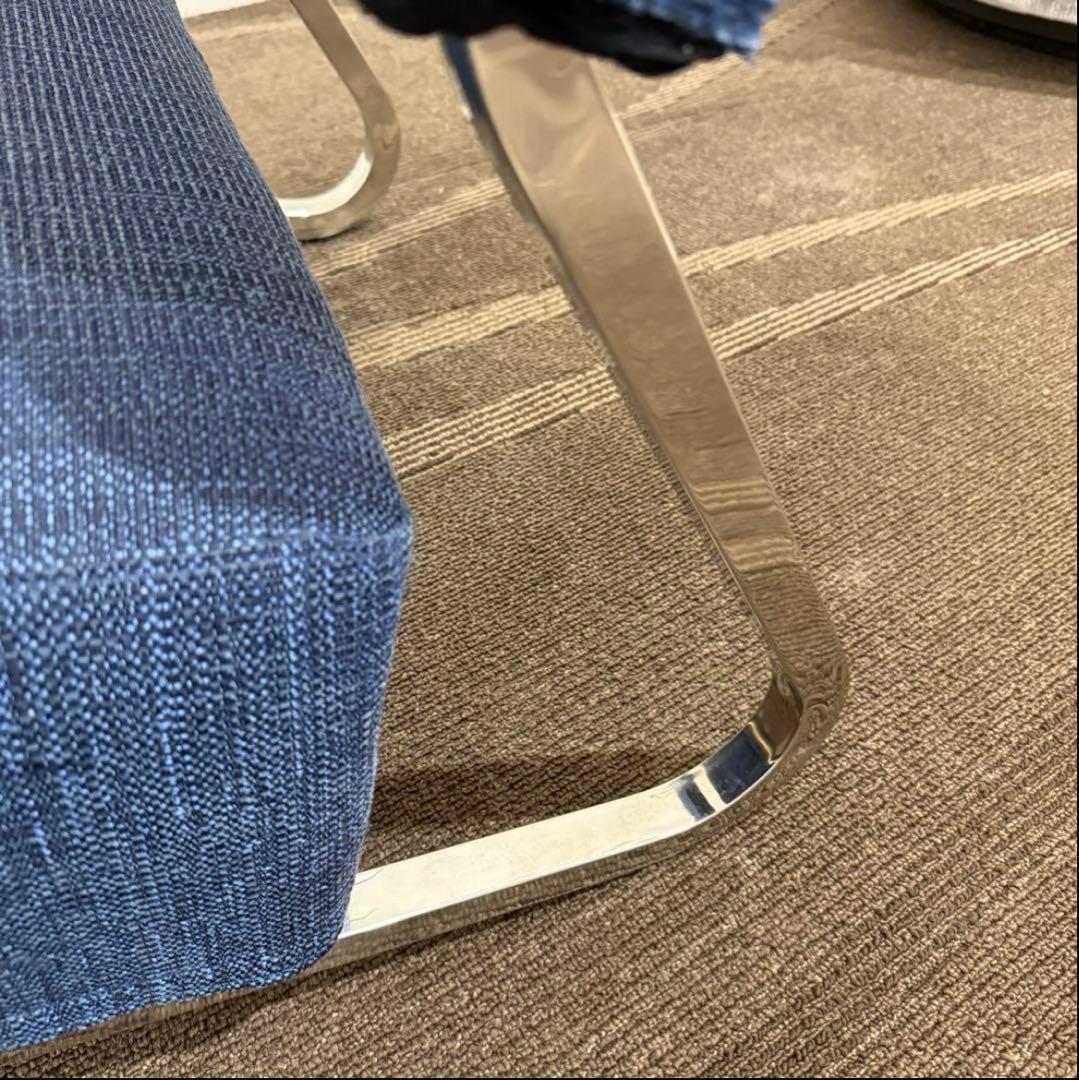 モダンなダークブルー1人掛けソファ